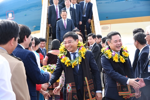 Vietnam Airlines chào đón những hành khách đầu tiên trên chuyến bay Hà Nội - Điện Biên bằng Airbus A321